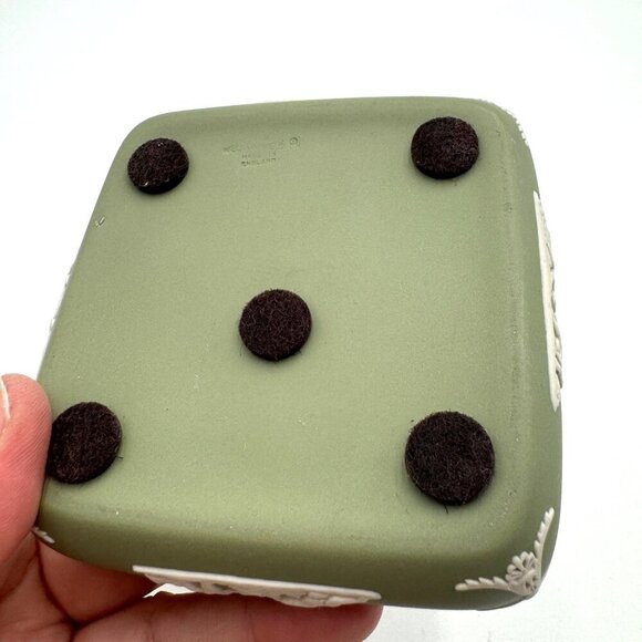 Wedgwood Jasperware Sage Green Square Lidded Trinket Box Angels Cherub Flowers - Picture 9 of 12